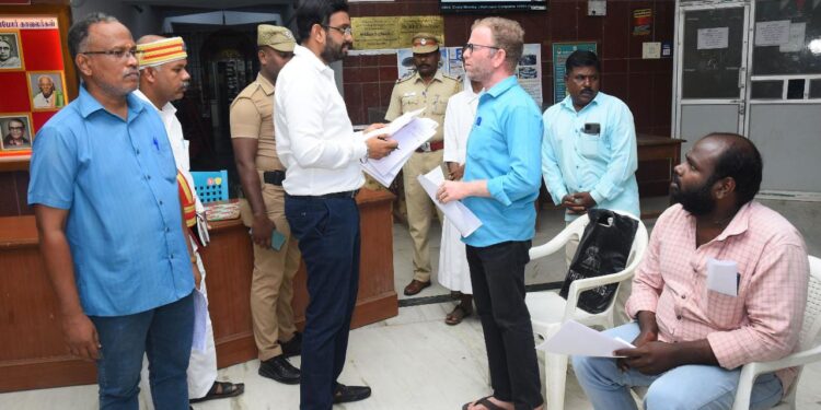 நாகப்பட்டினம்மாவட்ட ஆட்சியர் அலுவலகத்தில் வாராந்திர மக்கள் குறைதீர்;க்கும் நாள் கூட்டம் மாவட்ட ஆட்சித்தலைவர் அ.அருண்தம்புராஜ் தலைமையில் இன்று நடைபெற்றது.