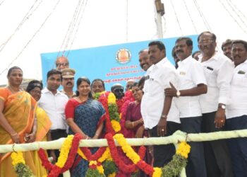 தூத்துக்குடியில் அரசு சார்பில் குருஸ் பர்னாந்து பிறந்த நாள் விழா:  கனிமொழி எம்பி, அமைச்சர் கீதா ஜீவன், கலெக்டர் செந்தில் ராஜ், சண்முகையா எம்எல்ஏ, மேயர் ஜெகன் பெரியசாமி உள்ளிட்ட அனைத்து கட்சியினர் மாலை அணிவித்து மரியாதை 