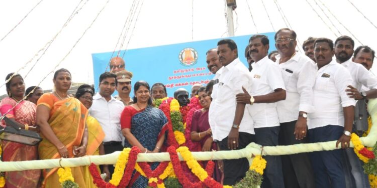 தூத்துக்குடியில் அரசு சார்பில் குருஸ் பர்னாந்து பிறந்த நாள் விழா:  கனிமொழி எம்பி, அமைச்சர் கீதா ஜீவன், கலெக்டர் செந்தில் ராஜ், சண்முகையா எம்எல்ஏ, மேயர் ஜெகன் பெரியசாமி உள்ளிட்ட அனைத்து கட்சியினர் மாலை அணிவித்து மரியாதை 