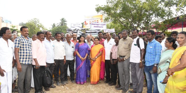 தேசிய பத்திரிகை தினத்தையொட்டி தூத்துக்குடி பத்திரிகை துறையினருக்கு கனிமொழி எம்.பி., அமைச்சர் கீதா ஜீவன், மேயர் ஜெகன் பெரியசாமி நேரில் வாழ்த்து தெரிவித்தனர்.