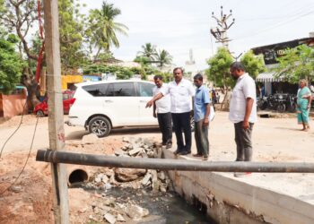 தூத்துக்குடி மாநகர பகுதிகளில் மேயர் ஜெகன் பெரியசாமி மழைநீர் வடிகால் குறித்து பல்வேறு பகுதிகளில் ஆய்வு மேற்கொண்டார்.