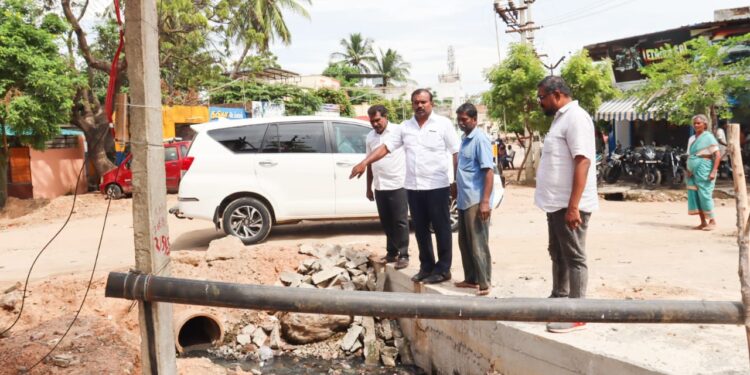 தூத்துக்குடி மாநகர பகுதிகளில் மேயர் ஜெகன் பெரியசாமி மழைநீர் வடிகால் குறித்து பல்வேறு பகுதிகளில் ஆய்வு மேற்கொண்டார்.