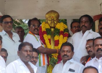 வ. உ.சி  நினைவு தினத்தையொட்டி தூத்துக்குடி மாநகர் மாவட்ட காங்கிரஸ் சார்பில் தலைவர் சி எஸ் முரளிதரன் மாலை அணிவித்து மரியாதை