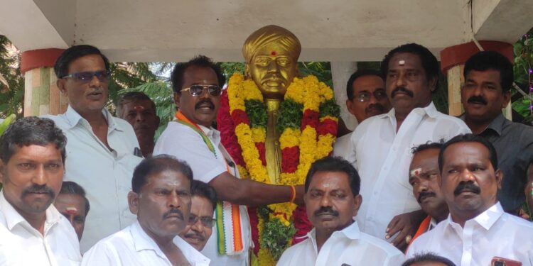 வ. உ.சி நினைவு தினத்தையொட்டி தூத்துக்குடி மாநகர் மாவட்ட காங்கிரஸ் சார்பில் தலைவர் சி எஸ் முரளிதரன் மாலை அணிவித்து மரியாதை