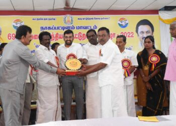 நாகப்பட்டினம் மாவட்டத்தில் உள்ள தனியார் பொறியியல் கல்லூரியில் நடைபெற்ற 69-வது அனைத்திந்திய கூட்டுறவு வார விழாவில் மாவட்ட ஆட்சியர் அருண் தம்புராஜ் கலந்து கொண்டு 132 பயனாளிகளுக்கு ரூ.1 கோடியே 4 லட்சம் மதிப்பிலான கடனுதவிகளை வழங்கினார்.