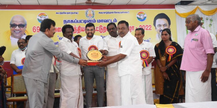 நாகப்பட்டினம் மாவட்டத்தில் உள்ள தனியார் பொறியியல் கல்லூரியில் நடைபெற்ற 69-வது அனைத்திந்திய கூட்டுறவு வார விழாவில் மாவட்ட ஆட்சியர் அருண் தம்புராஜ் கலந்து கொண்டு 132 பயனாளிகளுக்கு ரூ.1 கோடியே 4 லட்சம் மதிப்பிலான கடனுதவிகளை வழங்கினார்.