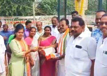 இந்தியாவின் இரும்பு பெண்மணி அன்னை இந்திராகாந்தி பிறந்த நாள் விழா: தூத்துக்குடி மாநகர் மாவட்ட காங்கிரஸ் கமிட்டி தலைவர்  முரளிதரன் தலைமையில்  காங்கிரசார் மாலை அணிவித்து மரியாதை செலுத்தினார்.