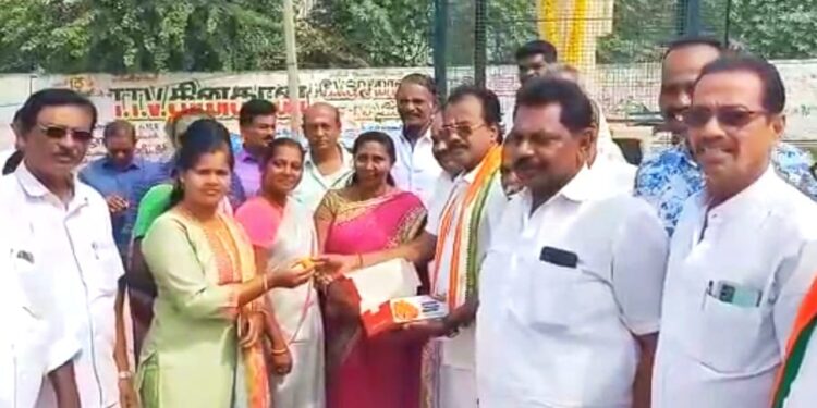 இந்தியாவின் இரும்பு பெண்மணி அன்னை இந்திராகாந்தி பிறந்த நாள் விழா: தூத்துக்குடி மாநகர் மாவட்ட காங்கிரஸ் கமிட்டி தலைவர்  முரளிதரன் தலைமையில்  காங்கிரசார் மாலை அணிவித்து மரியாதை செலுத்தினார்.