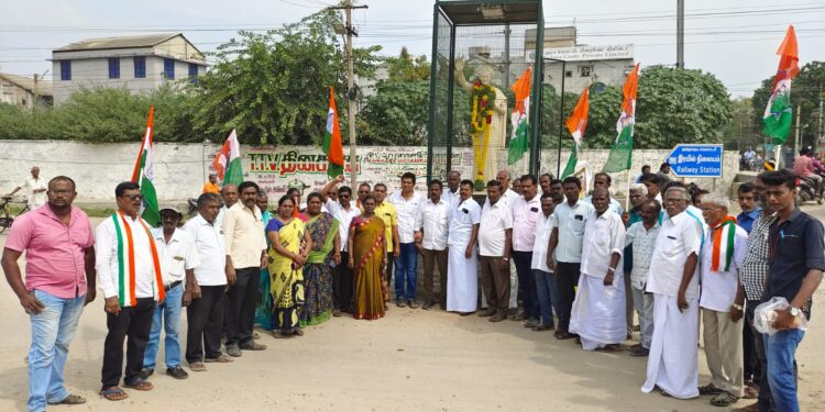 முன்னாள் பாரத பிரதமர் இந்திரா காந்தி பிறந்த நாளை முன்னிட்டு அவரது திருவுவசிலைக்கு காங்கிரஸ் கட்சி சார்பாக ஐஎன்டியூசி மாநில பொது செயலாளர், மாநில பொதுக்குழு உறுப்பினர் K.பெருமாள்சாமி மாலை அணிவித்து மரியாதை செலுத்தினார்