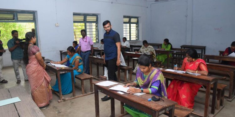 நாகப்பட்டினம் மாவட்டம்  தமிழ்நாடு அரசு பணியாளர் தேர்வாணையத்தின் மூலம் நடைபெற்று வரும் (தொகுதி- ஐ) தேர்வினை மாவட்ட ஆட்சித் தலைவர் அ.அருண்தம்புராஜ் இன்று நேரில் பார்வையிட்டு ஆய்வு செய்தார்.