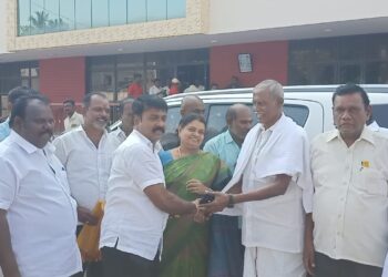 மாப்பிள்ளையூரணியில் சிலம்பு போட்டியில் வெற்றி பெற்றவர்களுக்கு பஞ்சாயத்து தலைவர் சரவணக்குமார் பரிசு வழங்கினார்.