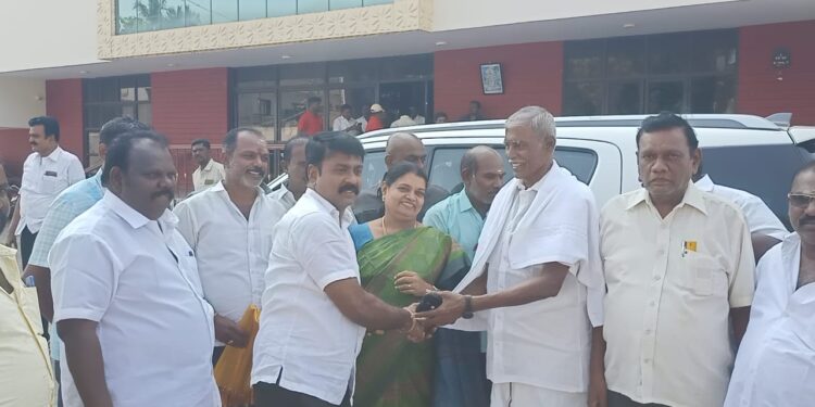 மாப்பிள்ளையூரணியில் சிலம்பு போட்டியில் வெற்றி பெற்றவர்களுக்கு பஞ்சாயத்து தலைவர் சரவணக்குமார் பரிசு வழங்கினார்.