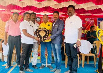 மாப்பிள்ளையூரணியில் சிலம்பு போட்டியில் வெற்றி பெற்றவர்களுக்கு பஞ்சாயத்து தலைவர் சரவணக்குமார் பரிசு வழங்கினார்.