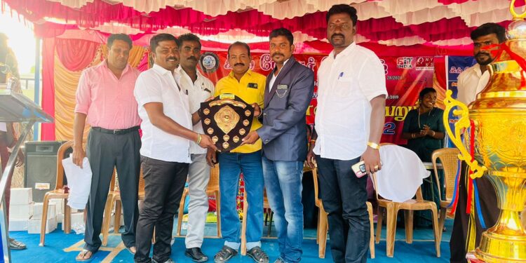 மாப்பிள்ளையூரணியில் சிலம்பு போட்டியில் வெற்றி பெற்றவர்களுக்கு பஞ்சாயத்து தலைவர் சரவணக்குமார் பரிசு வழங்கினார்.