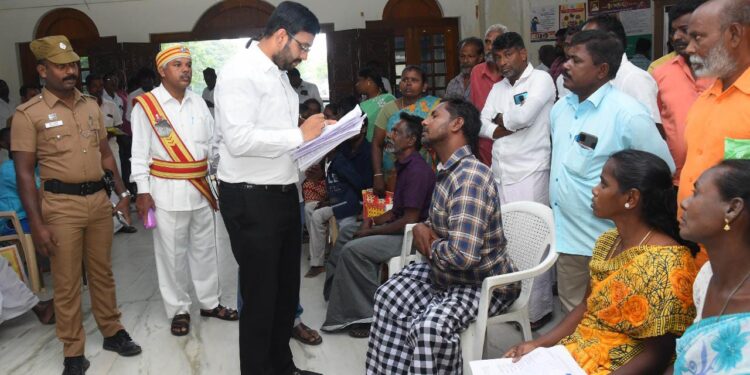 நாகப்பட்டினம்மாவட்ட ஆட்சியர் அலுவலகத்தில் வாராந்திர மக்கள் குறைதீர்க்கும் நாள் கூட்டம் மாவட்ட ஆட்சித்தலைவர் அ.அருண்தம்புராஜ் தலைமையில் இன்று நடைபெற்றது.