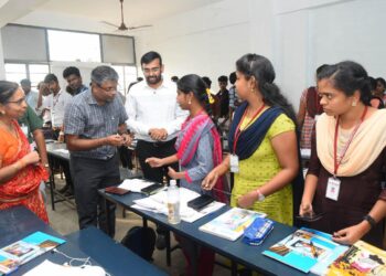 நாகப்பட்டினம் ஊராட்சி பகுதிகளில் மாவட்ட கண்காணிப்பு அலுவலர் மற்றும் குறு சிறு மற்றும் நடுத்தர தொழில்கள் துறை அரசு செயலாளர் வீ.அருண்ராய் மற்றும் மாவட்ட ஆட்சித்தலைவர் அ.அருண்தம்புராஜ் இன்று ஆய்வு மேற்கொண்டனர்.