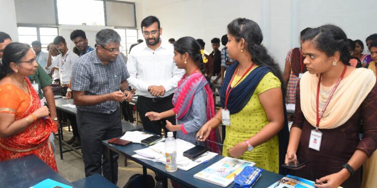 நாகப்பட்டினம் ஊராட்சி பகுதிகளில் மாவட்ட கண்காணிப்பு அலுவலர் மற்றும் குறு சிறு மற்றும் நடுத்தர தொழில்கள் துறை அரசு செயலாளர் வீ.அருண்ராய் மற்றும் மாவட்ட ஆட்சித்தலைவர் அ.அருண்தம்புராஜ் இன்று ஆய்வு மேற்கொண்டனர்.