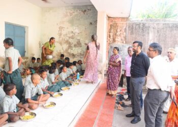 நாகப்பட்டினம் நகராட்சி மற்றும் ஊராட்சி ஒன்றியத்திற்குட்பட்ட பகுதிகளில் மாவட்ட கண்காணிப்பு அலுவலர் மற்றும் குறு சிறு மற்றும் நடுத்தர தொழில்கள் துறை அரசு செயலாளர் வீ.அருண்ராய் மற்றும் மாவட்ட ஆட்சித்தலைவர் அ.அருண்தம்புராஜ் இன்று ஆய்வு மேற்கொண்டனர்.
