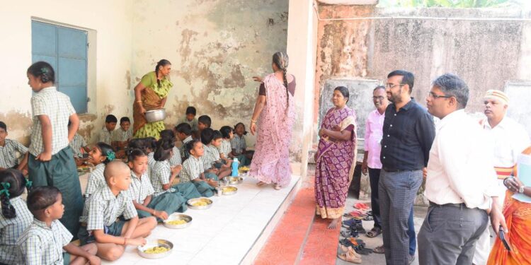 நாகப்பட்டினம் நகராட்சி மற்றும் ஊராட்சி ஒன்றியத்திற்குட்பட்ட பகுதிகளில் மாவட்ட கண்காணிப்பு அலுவலர் மற்றும் குறு சிறு மற்றும் நடுத்தர தொழில்கள் துறை அரசு செயலாளர் வீ.அருண்ராய் மற்றும் மாவட்ட ஆட்சித்தலைவர் அ.அருண்தம்புராஜ் இன்று ஆய்வு மேற்கொண்டனர்.