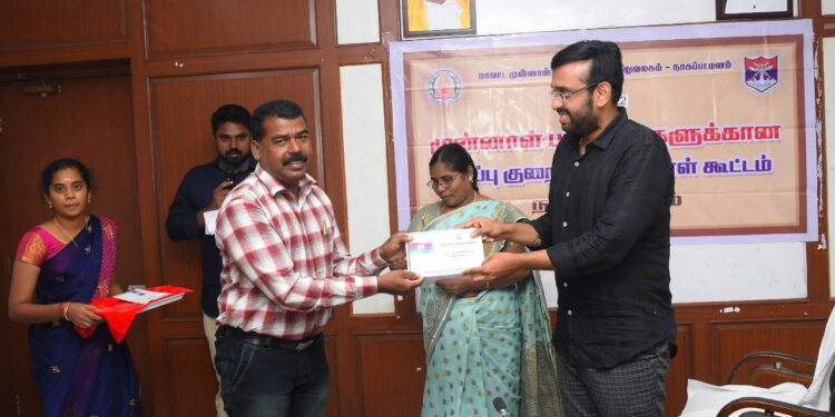 நாகப்பட்டினம் மாவட்ட ஆட்சியர் அலுவலகத்தில் முன்னாள் படைவீரர்கள் மற்றும் அவர்தம் சார்ந்தோர்களுக்கான சிறப்பு குறைதீர்க்கும் நாள் கூட்டம் மாவட்ட ஆட்சித் தலைவர் அ. அருண்தம்புராஜ் தலைமையில் இன்று நடைபெற்றது.