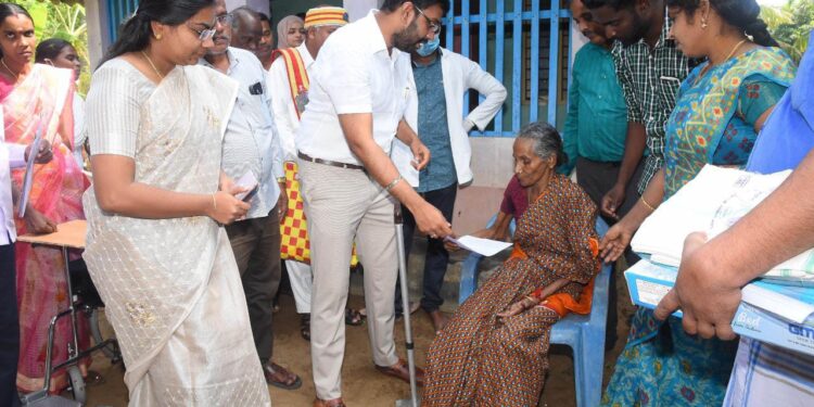 நாகப்பட்டினம் மாவட்டம் வேதாரண்யம் வட்டம் புஷ்பவனம் கிராமத்தில் வசித்து வரும் மாற்றுத்திறனாளியின் வீட்டிற்கே சென்று உரிய நலத்திட்ட உதவிகளை மாவட்ட ஆட்சித் தலைவர் அ. அருண்தம்புராஜ் இன்று வழங்கினார்.