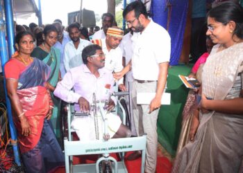 நாகப்பட்டினம் மாவட்டம் வேதாரண்யம் ஊராட்சி ஒன்றியம் பஞ்சநதிக்குளம் நடுசேத்தி ஊராட்சியில் சிறப்பு மக்கள் நேர்காணல் முகாமில் 150 பயனாளிகளுக்கு சுமார் ரூ.38 லட்சத்து 35 ஆயிரத்து 549 மதிப்பிலான நலத்திட்ட உதவிகளை மாவட்ட ஆட்சித்தலைவர் அ.அருண்தம்புராஜ் வழங்கினார்.