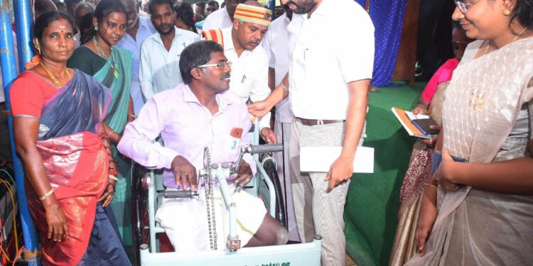 நாகப்பட்டினம் மாவட்டம் வேதாரண்யம் ஊராட்சி ஒன்றியம் பஞ்சநதிக்குளம் நடுசேத்தி ஊராட்சியில் சிறப்பு மக்கள் நேர்காணல் முகாமில் 150 பயனாளிகளுக்கு சுமார் ரூ.38 லட்சத்து 35 ஆயிரத்து 549 மதிப்பிலான நலத்திட்ட உதவிகளை மாவட்ட ஆட்சித்தலைவர் அ.அருண்தம்புராஜ் வழங்கினார்.