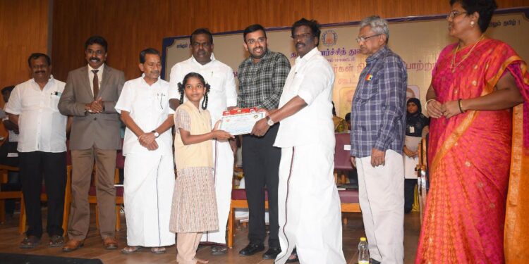 நாகப்பட்டினம் மாவட்டத்தில் மீன்வளப் பொறியியல் கல்லூரியில் தமிழ் வளர்ச்சித் துறையின் சார்பில் தமிழறிஞர்கள், எழுத்தாளர்களைச் சிறப்பிக்கும் இலக்கியக் கூட்டம் மாவட்ட ஆட்சித்தலைவர் அ.அருண்தம்புராஜ் தலைமையில் இன்று நடைபெற்றது.