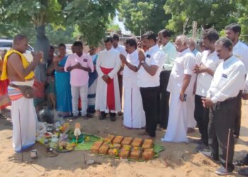 டி.சவேரியார்புரத்தில் புதிய ரேசன்கடைக்கு பூமி பூஜை: சண்முகையா எம்.எல்.ஏ, பஞ்சாயத்து தலைவர் சரவணக்குமார் ஆகியோர் தொடங்கி வைத்தனர்.