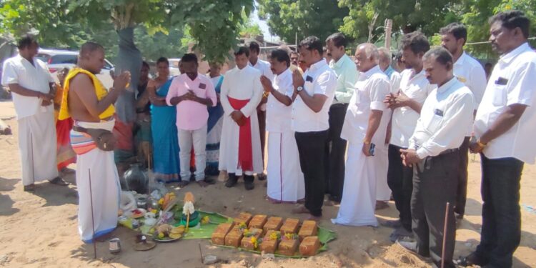 டி.சவேரியார்புரத்தில் புதிய ரேசன்கடைக்கு பூமி பூஜை: சண்முகையா எம்.எல்.ஏ, பஞ்சாயத்து தலைவர் சரவணக்குமார் ஆகியோர் தொடங்கி வைத்தனர்.