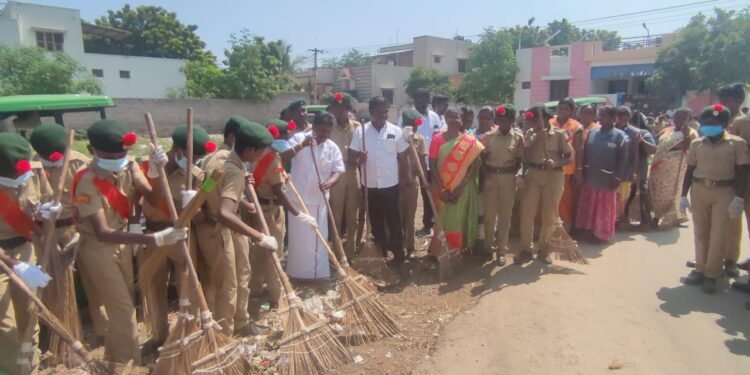 வீட்டை நாம் எப்படி சுத்தமாக வைத்து பாதுகாத்து கொள்கிறோமோ   அதுபோல் கிராமத்தை என்சிசி மாணவ, மாணவிகள் தூய்மையாக வைக்க சேவையாற்ற வேண்டும்:  சண்முகையா எம்.எல்.ஏ அறிவுரை