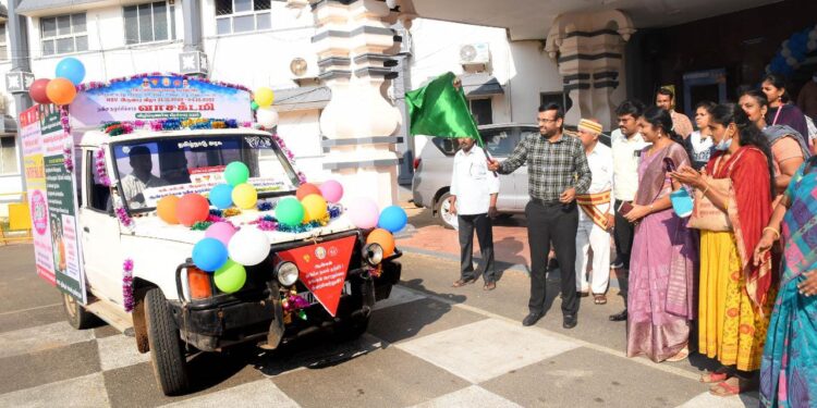 நாகப்பட்டினம் மாவட்ட ஆட்சியர் அலுவலகத்தில் மருத்துவம் -மக்கள் நல்வாழ்வுத்துறை, மற்றும் மாவட்ட குடும்ப நல துறை சார்பில் நடைபெற்ற ஆண்களுக்கான நவீன வாசக்டமி விழிப்புணர்வு பிரச்சார வாகனத்தினை மாவட்ட ஆட்சித்தலைவர் அ.அருண்தம்புராஜ் கொடியசைத்து தொடங்கி வைத்தார்.