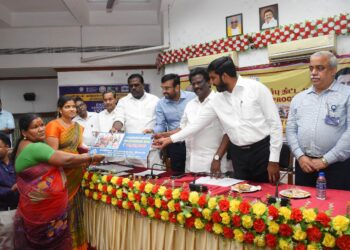 நாகப்பட்டினம் மாவட்டம் ஆட்சியர் அலுவலகத்தில் வாடிக்கையாளர் தொடர்பு முகாம் மற்றும் வங்கிகளின் ஆலோசனைக் குழு கூட்டத்தில் 132 பயனாளிகளுக்கு ரூ. 8 கோடியே 44 இலட்சம் மதிப்பீட்டில் பல்வேறு கடனுதவிகளையும், உயர்கல்வி பயிலும் 68 மாணவ மாணவிகளுக்கு ரூ. 2 கோடியே 70 இலட்சம் மதிப்பீட்டில் கல்விக் கடன்களையும் மாவட்ட ஆட்சித்தலைவர் அ.அருண்தம்புராஜ் இன்று வழங்கினார். 