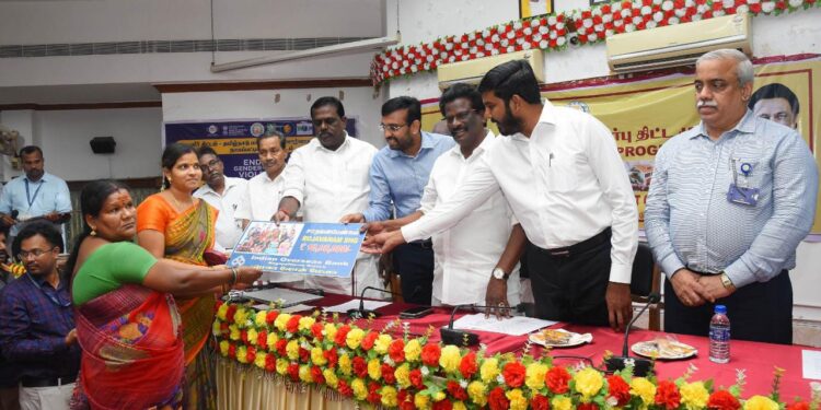 நாகப்பட்டினம் மாவட்டம் ஆட்சியர் அலுவலகத்தில் வாடிக்கையாளர் தொடர்பு முகாம் மற்றும் வங்கிகளின் ஆலோசனைக் குழு கூட்டத்தில் 132 பயனாளிகளுக்கு ரூ. 8 கோடியே 44 இலட்சம் மதிப்பீட்டில் பல்வேறு கடனுதவிகளையும், உயர்கல்வி பயிலும் 68 மாணவ மாணவிகளுக்கு ரூ. 2 கோடியே 70 இலட்சம் மதிப்பீட்டில் கல்விக் கடன்களையும் மாவட்ட ஆட்சித்தலைவர் அ.அருண்தம்புராஜ் இன்று வழங்கினார்.