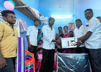 உதய நிதி ஸ்டாலின்  பிறந்த தினத்தை முன்னிட்டு  தூத்துக்குடி வடக்கு மாவட்டம் 12வது வார்டு சார்பாக அங்கன்வாடி குழந்தைகளுக்கு சேர் , கரும் பலகை, குக்கர், பாய் வழங்கப்பட்டது