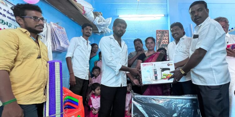 உதய நிதி ஸ்டாலின் பிறந்த தினத்தை முன்னிட்டு தூத்துக்குடி வடக்கு மாவட்டம் 12வது வார்டு சார்பாக அங்கன்வாடி குழந்தைகளுக்கு சேர் , கரும் பலகை, குக்கர், பாய் வழங்கப்பட்டது