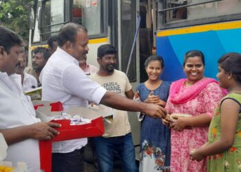 உதயநிதி ஸ்டாலின் 45 வது பிறந்தநாள் முன்னிட்டு:   கிழக்கு ஒன்றிய திமுக இளைஞரணி சார்பில் மாப்பிள்ளையூரணியில்   தூய்மை காவலர்களுக்கு நலத்திட்ட உதவிகள்!!!