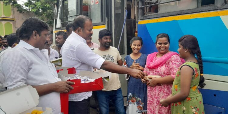 உதயநிதி ஸ்டாலின் 45 வது பிறந்தநாள் முன்னிட்டு:   கிழக்கு ஒன்றிய திமுக இளைஞரணி சார்பில் மாப்பிள்ளையூரணியில்   தூய்மை காவலர்களுக்கு நலத்திட்ட உதவிகள்!!!