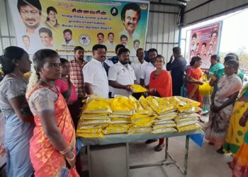 உதயநிதி ஸ்டாலின் 45 வது பிறந்தநாள் முன்னிட்டு:   கிழக்கு ஒன்றிய திமுக இளைஞரணி சார்பில் மாப்பிள்ளையூரணியில்   தூய்மை காவலர்களுக்கு நலத்திட்ட உதவிகள்!!!