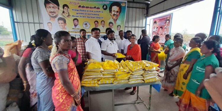 உதயநிதி ஸ்டாலின் 45 வது பிறந்தநாள் முன்னிட்டு:   கிழக்கு ஒன்றிய திமுக இளைஞரணி சார்பில் மாப்பிள்ளையூரணியில்   தூய்மை காவலர்களுக்கு நலத்திட்ட உதவிகள்!!!