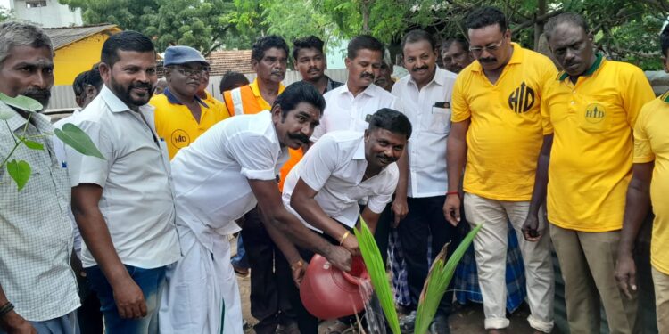 உதயநிதி ஸ்டாலின் 45 வது பிறந்தநாள் முன்னிட்டு:   கிழக்கு ஒன்றிய திமுக இளைஞரணி சார்பில் மாப்பிள்ளையூரணியில்   தூய்மை காவலர்களுக்கு நலத்திட்ட உதவிகள்!!!