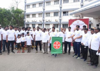 நாகப்படடினம் மாவட்டம்  பொது சுகாதாரத்துறை மற்றும் நோய்தடுப்பு மருந்துத்துறை சார்பில் பொது சுகாதாரத்துறை நூற்றாண்டு விழாவை முன்னிட்டு மினி மாராத்தான் ஓட்டப்பந்தயத்தினை மாவட்ட ஆட்சித்தலைவர் அ.அருண்தம்புராஜ் இன்று கொடியசைத்து தொடங்கி வைத்தார்.