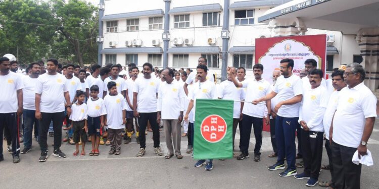 நாகப்படடினம் மாவட்டம்  பொது சுகாதாரத்துறை மற்றும் நோய்தடுப்பு மருந்துத்துறை சார்பில் பொது சுகாதாரத்துறை நூற்றாண்டு விழாவை முன்னிட்டு மினி மாராத்தான் ஓட்டப்பந்தயத்தினை மாவட்ட ஆட்சித்தலைவர் அ.அருண்தம்புராஜ் இன்று கொடியசைத்து தொடங்கி வைத்தார்.