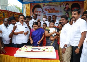 தூத்துக்குடியில் உதயநிதி ஸ்டாலின் பிறந்தநாளையொட்டி கேக் வெட்டி 25 குழந்தைகளுக்கு அமைச்சர் கீதாஜீவன் தங்கமோதிரம் அணிவித்தார்.