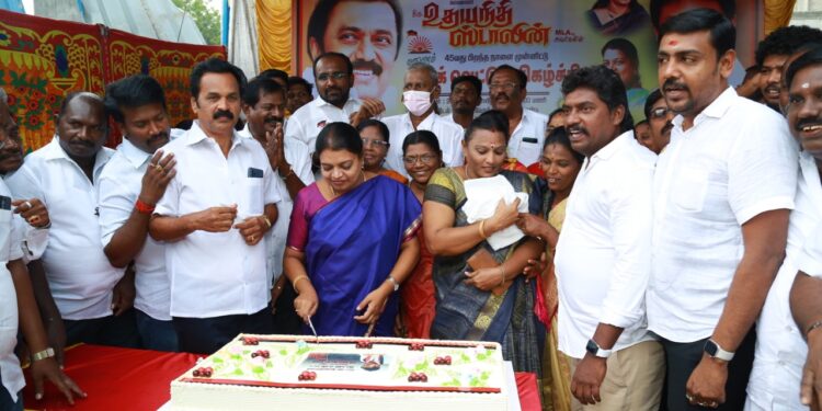 தூத்துக்குடியில் உதயநிதி ஸ்டாலின் பிறந்தநாளையொட்டி கேக் வெட்டி 25 குழந்தைகளுக்கு அமைச்சர் கீதாஜீவன் தங்கமோதிரம் அணிவித்தார்.