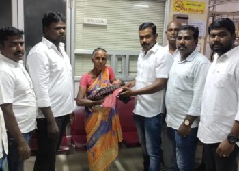 உதயநிதி ஸ்டாலின் 45 வது பிறந்தநாள் விழா:  வழக்கறிஞர் ஜோயல் சார்பில்  திருச்செந்தூர் அரசு மருத்துவமனையில் பிறந்த குழந்தைகளுக்கு தங்க மோதிரம் வழங்கப்பட்டது!