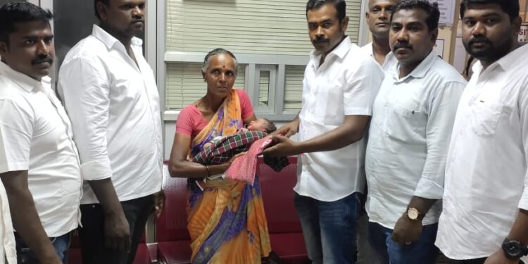 உதயநிதி ஸ்டாலின் 45 வது பிறந்தநாள் விழா:  வழக்கறிஞர் ஜோயல் சார்பில்  திருச்செந்தூர் அரசு மருத்துவமனையில் பிறந்த குழந்தைகளுக்கு தங்க மோதிரம் வழங்கப்பட்டது!