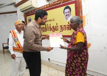 நாகப்பட்டினம்மாவட்ட ஆட்சியர் அலுவலகத்தில் வாராந்திர மக்கள் குறைதீர்;க்கும் நாள் கூட்டம் மாவட்ட ஆட்சித்தலைவர் அ.அருண்தம்புராஜ் தலைமையில் இன்று நடைபெற்றது.