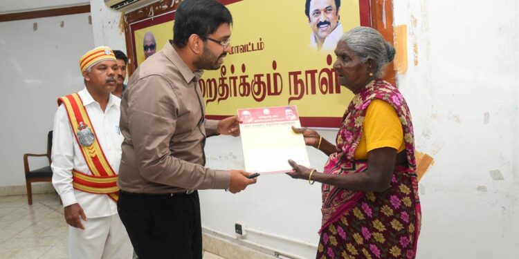 நாகப்பட்டினம்மாவட்ட ஆட்சியர் அலுவலகத்தில் வாராந்திர மக்கள் குறைதீர்;க்கும் நாள் கூட்டம் மாவட்ட ஆட்சித்தலைவர் அ.அருண்தம்புராஜ் தலைமையில் இன்று நடைபெற்றது.