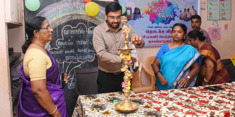 மாண்புமிகு தமிழக முதலமைச்சர் அவர்கள் தமிழகத்தில் உள்ள அனைத்து அரசு நடுநிலை உயர்நிலை மற்றும் மேல்நிலைப் பள்ளிகளில் வானவில் மன்றம் என்ற புதிய திட்டத்தினை இன்று தொடங்கி வைக்கப்பட்டதனை தொடர்ந்து, நாகப்பட்டினம் மாவட்ட நகராட்சி பெண்கள் மேல்நிலைப் பள்ளியில் இத்திட்டம் செயல்படுவது குறித்து மாவட்ட ஆட்சித் தலைவர் அ. அருண்தம்புராஜ் பார்வையிட்டார்